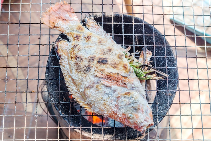 Photo close-up de la viande sur le gril de barbecue