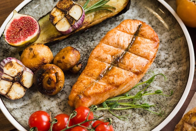 Photo close-up de la viande sur le gril de barbecue