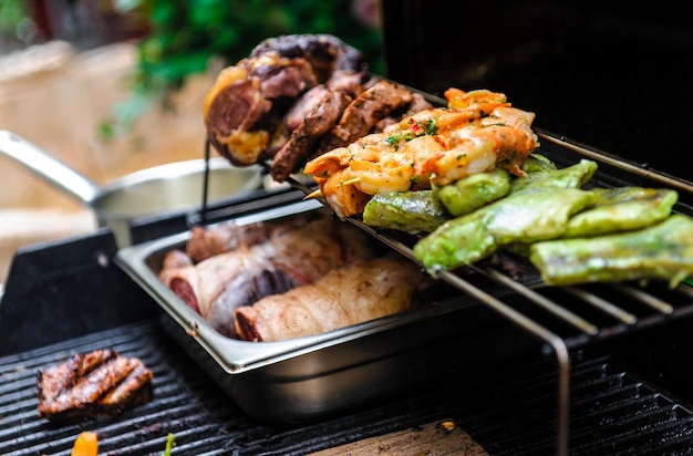 Close-up de la viande sur le gril de barbecue