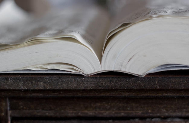 Close-up d'un vieux livre ouvert sur la table