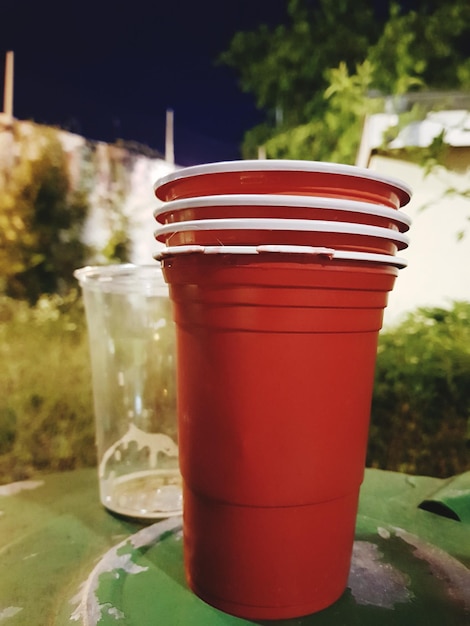 Photo close-up d'un vin rouge dans un verre sur la table