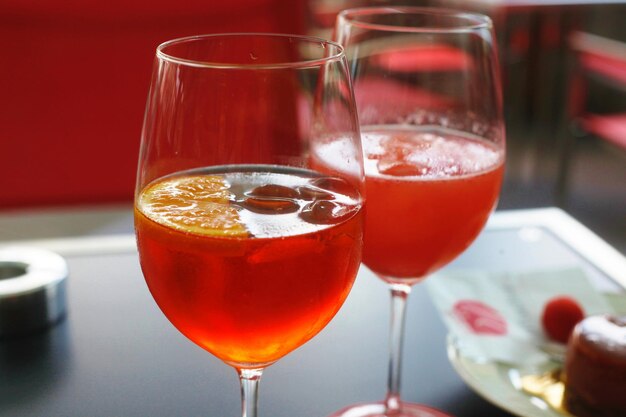 Close-up d'un vin rouge dans un verre sur la table