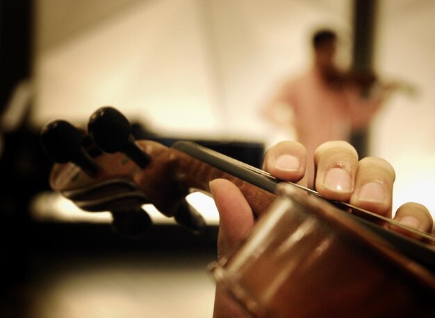 Photo close-up d'un violon tenu à la main