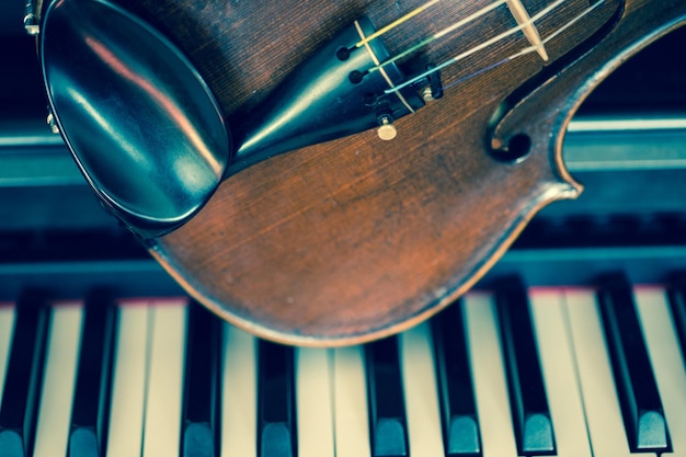 Photo close-up d'un violon sur des touches de piano