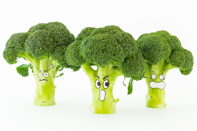 Close-up d'un visage anthropomorphique sur du brocoli sur un fond blanc