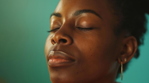 Close-up d'un visage de femme professionnelle avec les yeux fermés profitant d'un moment de paix pendant une session de réseautage virtuel