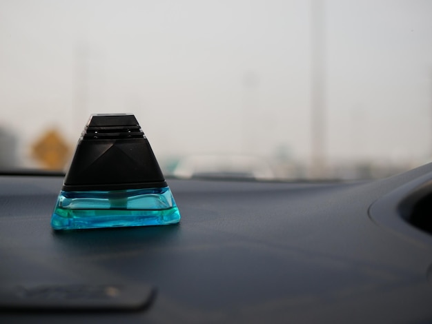 Close-up de la voiture bleue sur la table