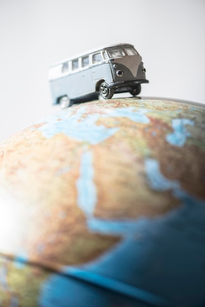 Photo close-up d'une voiture jouet sur la table