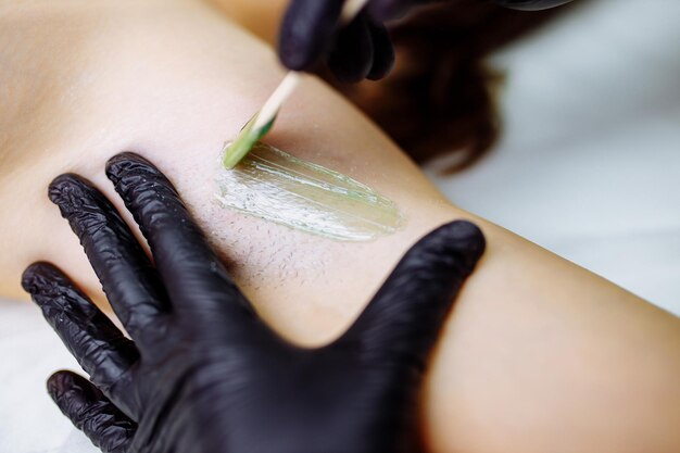 Close up waxing arm zone payante en studio spa