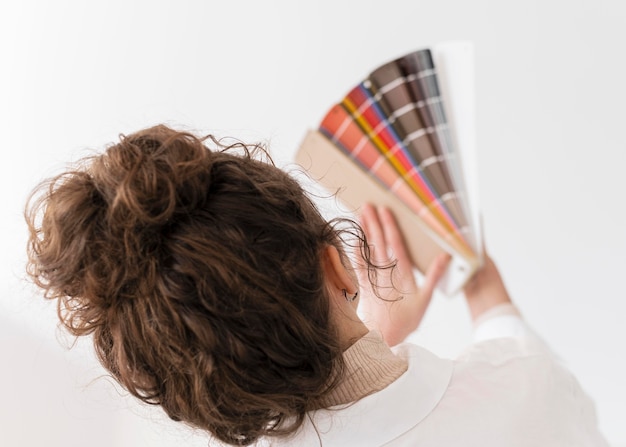 Photo close up woman holding palette de couleurs