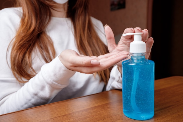 Photo close up woman spray désinfectant pour les mains