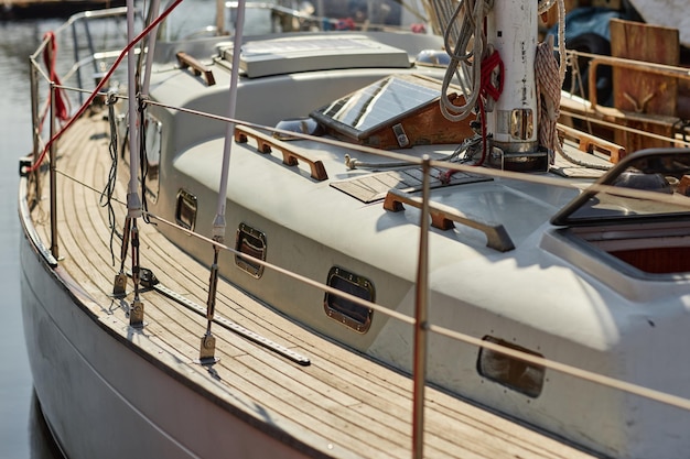 Close up yacht à voile avec accent sur les planchers en bois