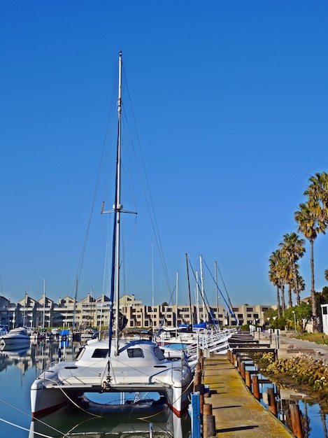 Close up d'un yacht à voile dans la marina de Port Owen