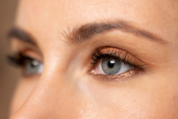 Photo close-up des yeux bleus d'une jeune femme avec de grands cils