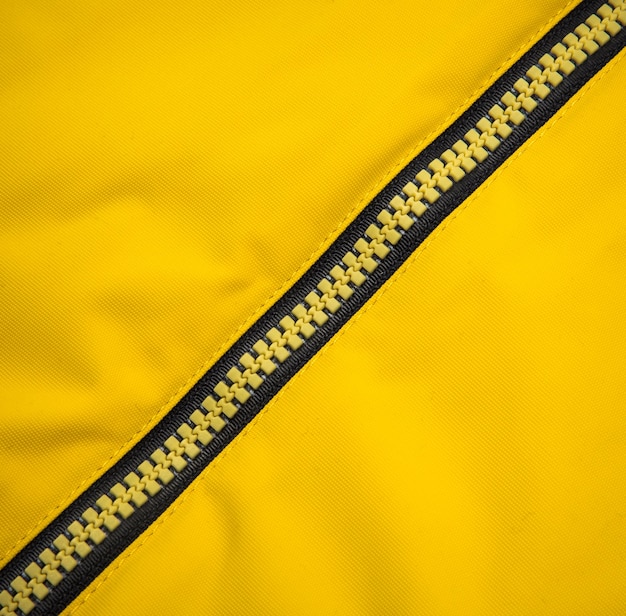 Close up zipper sur fond jaune