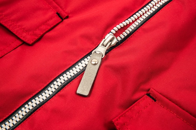 Close up zipper sur fond rouge