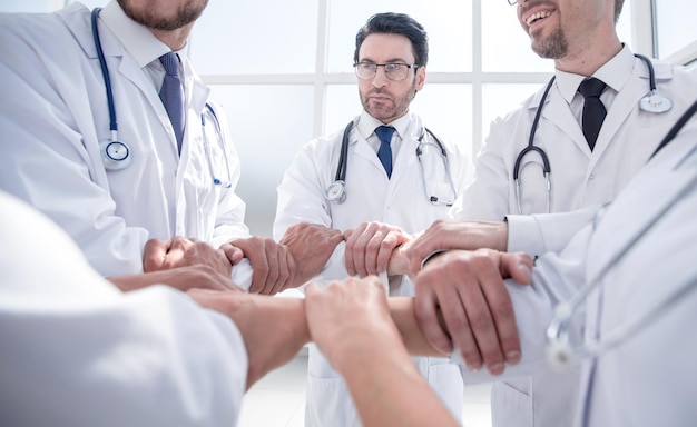 Close upa groupe de médecins debout en cercle le concept de travail d'équipe