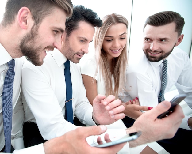 Close upbusiness team à l'aide de leurs smartphones