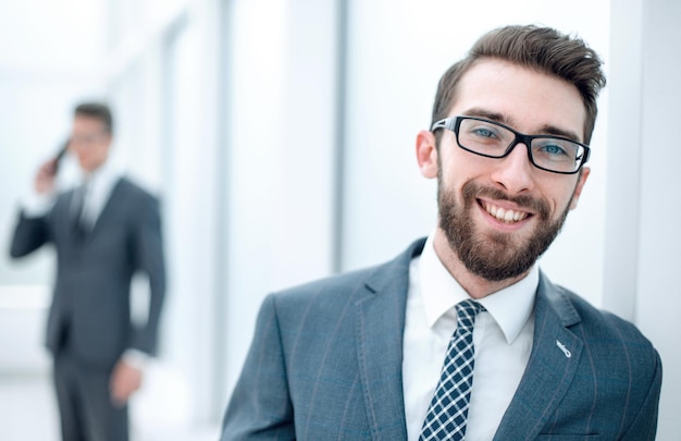 Close upbusinessman avec des lunettes sur le fond du bureau