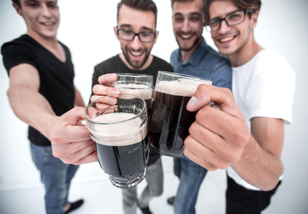 Close upchopes de bière dans les mains d'un groupe d'hommes