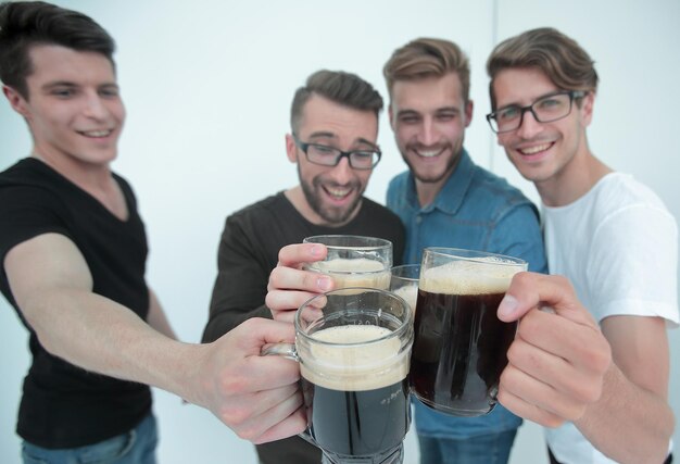 Close upchopes de bière dans les mains d'un groupe d'hommes