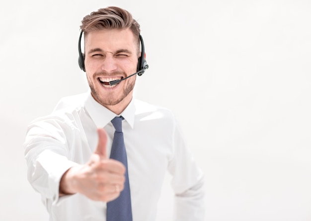 Close upemployee call center montrant le pouce vers le haut