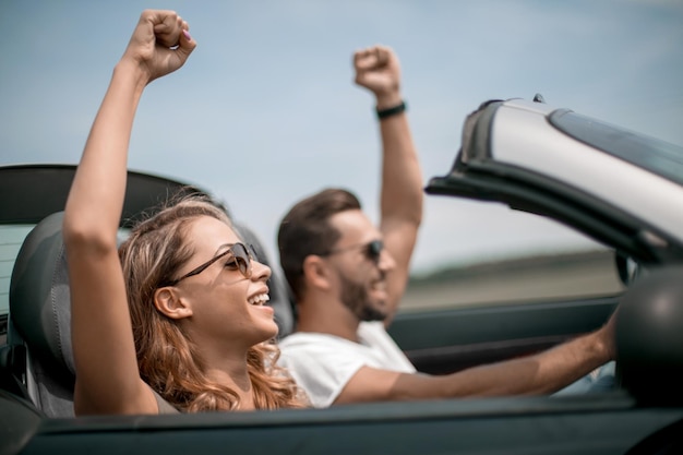 Close uphappy couple d'amoureux voyageant dans une voiture