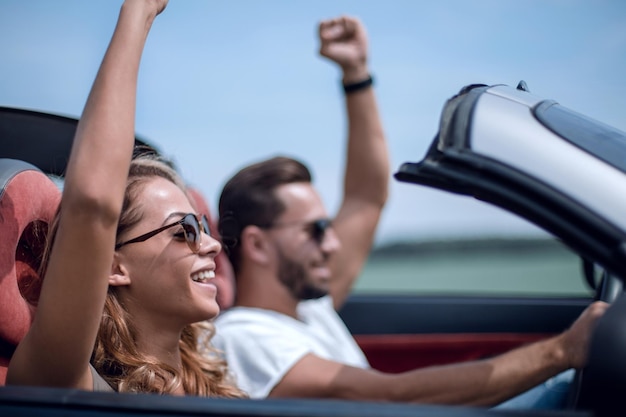 Close uphappy couple d'amoureux voyageant dans une voiture