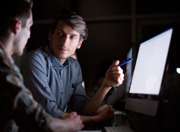 Close uples employés de l'entreprise discutent de nouvelles informations