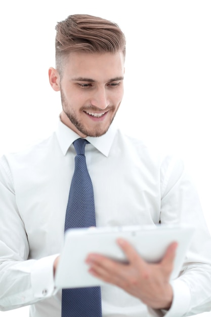 Close upsmiling businessman looking at the digital tablet screenpeople et la technologie