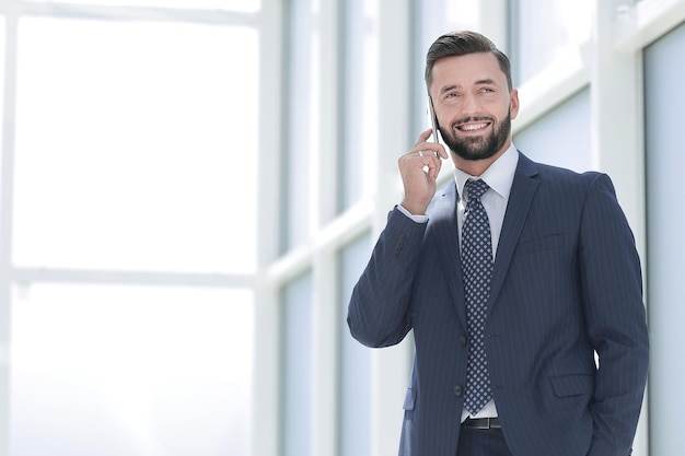 Close upsmiling businessman parler au téléphone