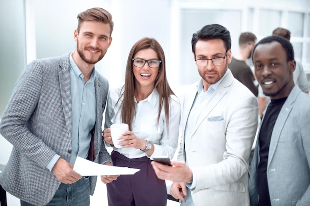 Close upsmiling employés debout dans le bureau