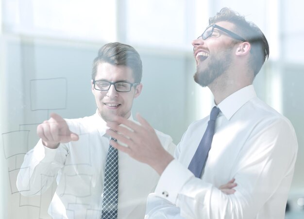 Close uptwo employés parlant debout dans le bureau