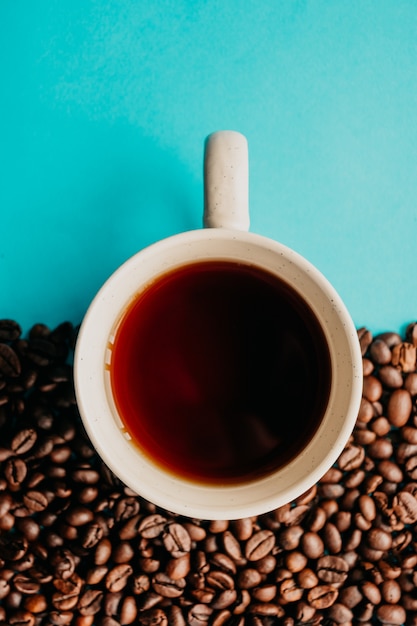 Closeup, aérien, coup, tasse, café, café, grains, bleu