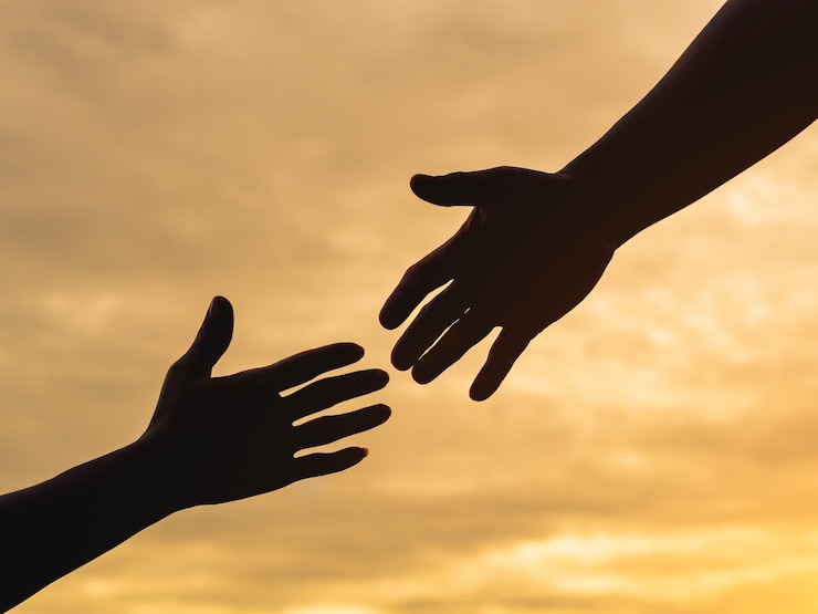 Photo closeup aider les mains sur le fond de ciel coucher de soleil