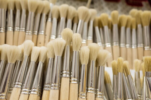 Closeup art brushes dans un magasin de créativité