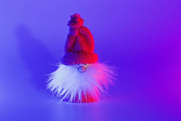 Closeup art conceptuel Santa avec ombre en rose bicolore et lumières bleues