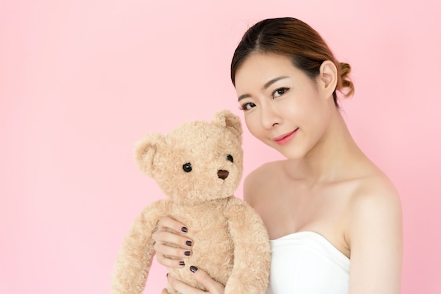 Closeup belle jeune femme asiatique visage isolé sur rose