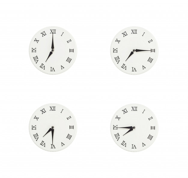 Closeup blanc horloge isolé sur fond blanc