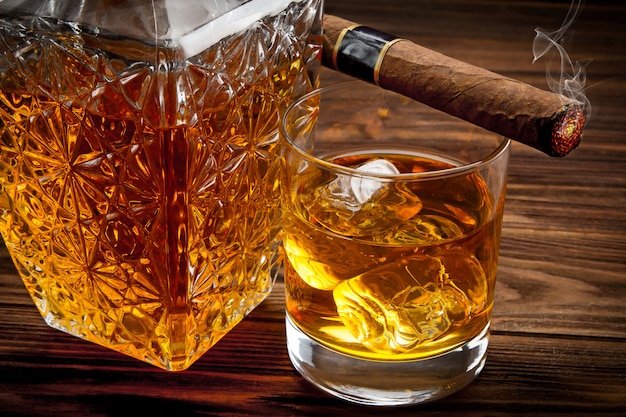 Closeup, bouteille, verre, whisky, et, cigare fumant