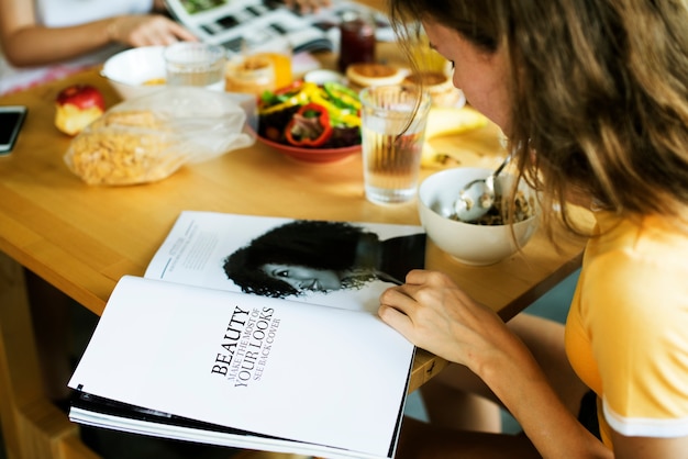 Photo closeup, caucasien, femme, lecture, magazine