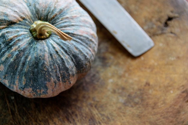 Closeup, citrouille, sur, couper, bois, à, soft-focus, et, sur, lumière, dans, les, fond