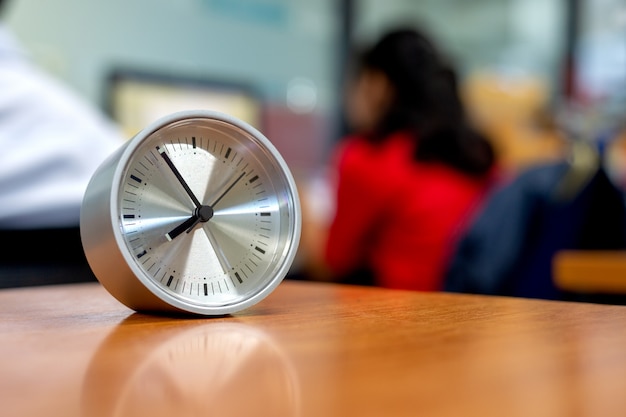 Closeup clock sur le bureau dans le bureau