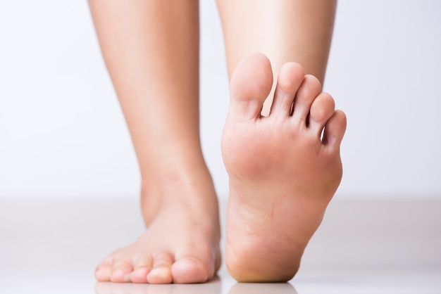 Closeup douleur du pied féminin, concept de soins de santé