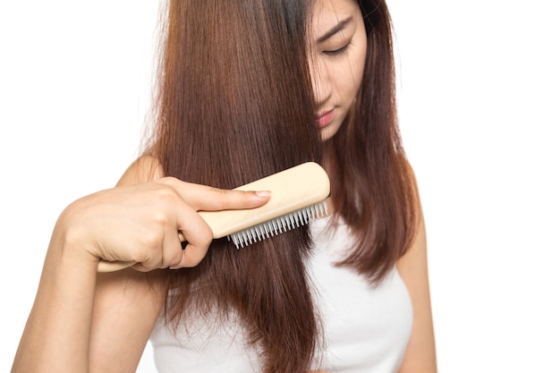 Closeup femme peigner les cheveux sur fond blanc