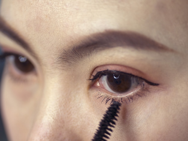 Closeup femme visage quand maquillage