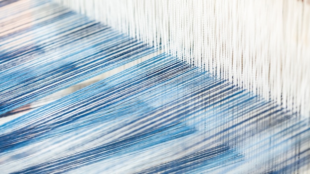 Closeup, flou de mouvement abstrait de tissage de tissu de soie