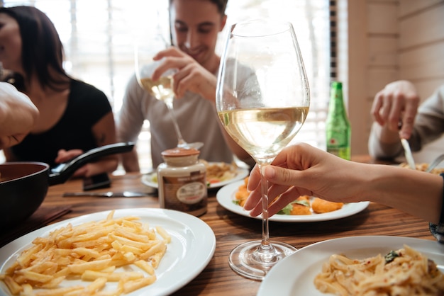 Closeup, gens, boire, vin, manger, pâtes, table