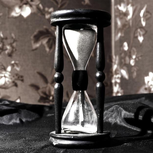 Closeup.hourglass avec du sable blanc sur une table en bois. photo avec espace de copie