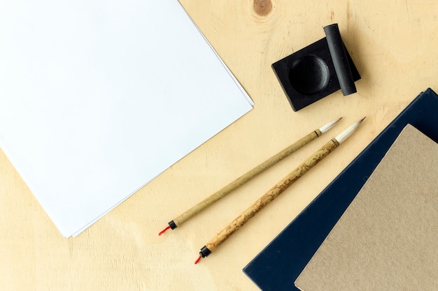 Photo closeup japan traditionnel pinceau d'écriture sur la table. vue de dessus et sur la lumière